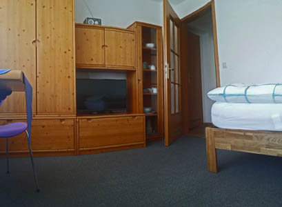 Die Schrankwand im Appartement. Rechts die Tr zum Vorraum mit der Kochecke